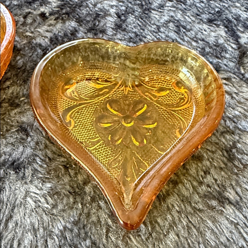 Set of 2 Tiara amber heart-shaped trinket dishes from Indiana Glass - Picture 3 of 10